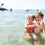 Beachfront Smart Homes By Marty's Lägenhetshotell Slăntjev Brjag